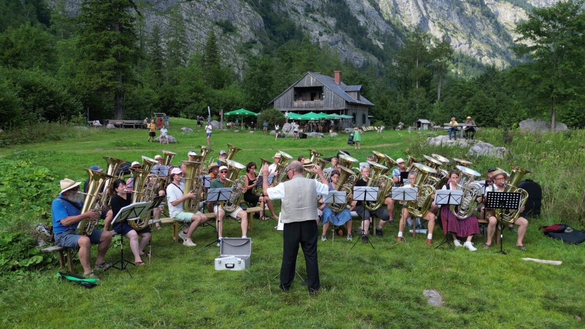 Tubisten vom Bläserurlaub Bad Goisern musizierten am Altausseer See