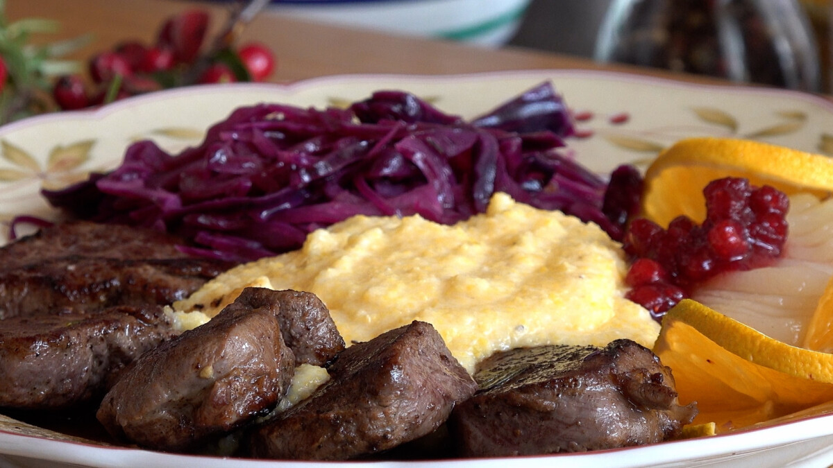 Köstliche Rehrückenfilets mit Blaukraut und Polenta