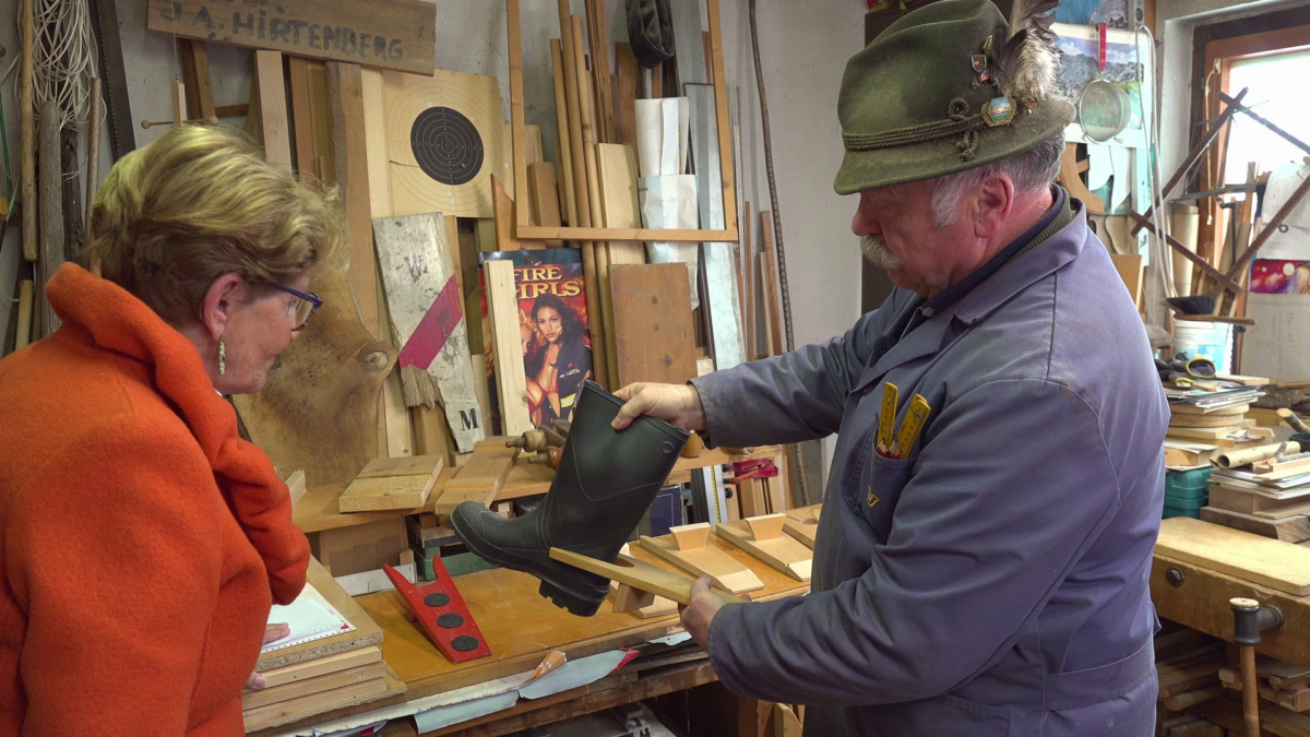 Wer kennt noch einen Stiefelknecht?