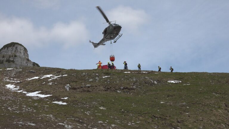 Große Flugdienstübung für Waldbrandbekämpfung im alpinen Gelände am ...