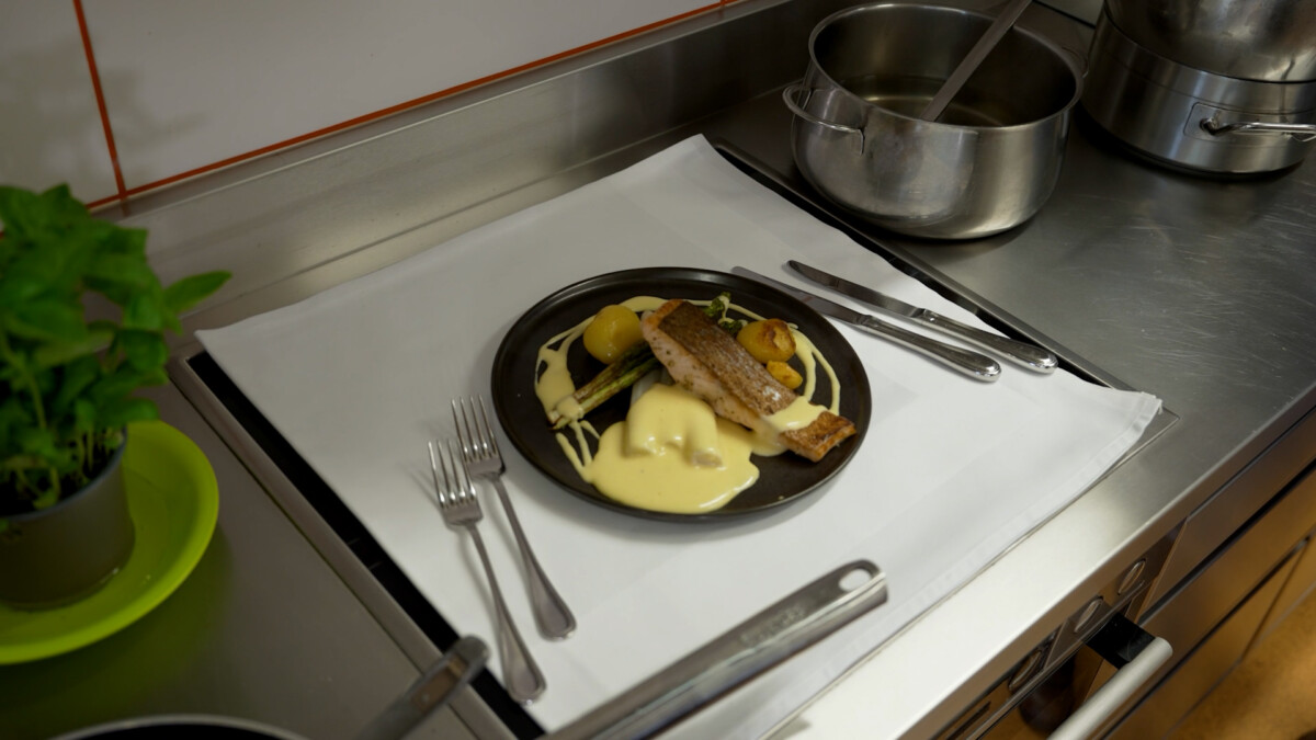 Spargel mit Sauce  Hollandaise und Lachs