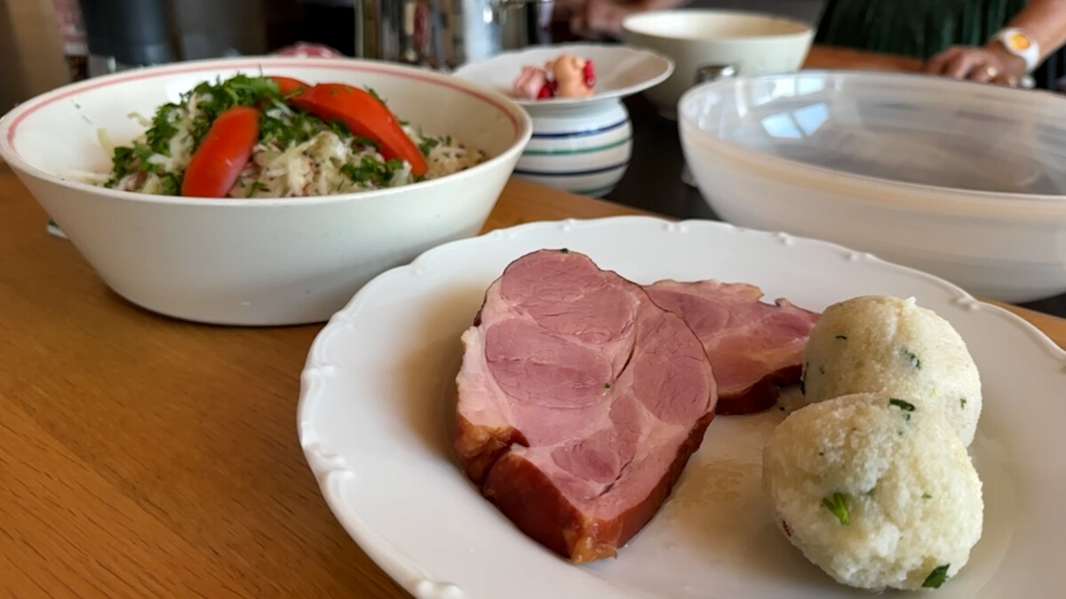 Grießknödel mit Krautsalat und Geselchtes